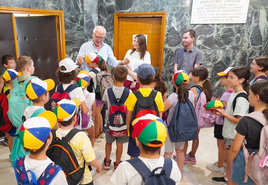 230731 kataskinosi stin poli mikroi ds