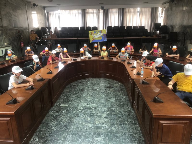 230731 kataskinosi stin poli mikroi ds