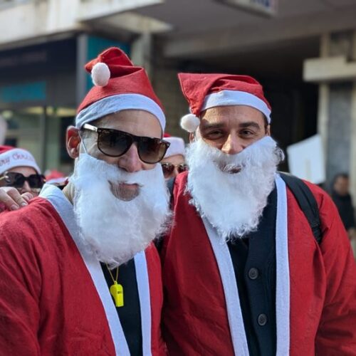 Santa Walk Λάρισα: Μηνύματα αισιοδοξίας, θάρρους και αλληλεγγύης έστειλαν εκατοντάδες «Άι Βασίληδες» από το κέντρο της πόλης