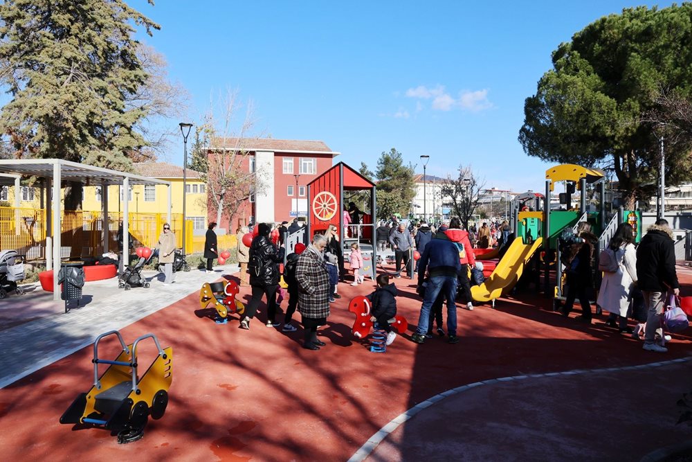 Στιγμιότυπα από τα εγκαίνια παιδικής χαράς