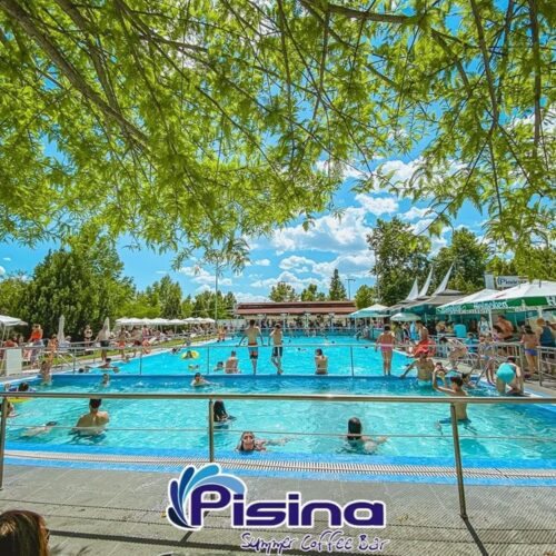 Στιγμιότυπο από την δημοτική πισίνα στη Νεάπολη Λάρισας
