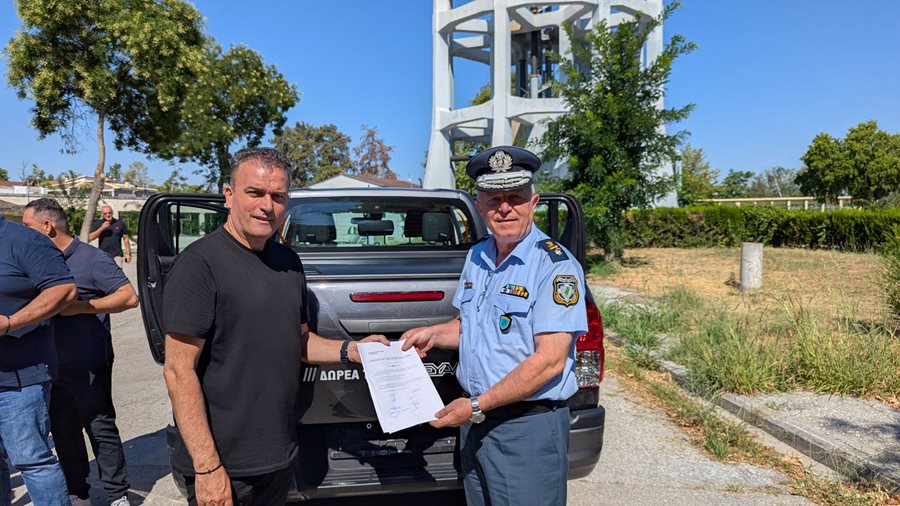 Στιγμιότυπο από την παράδοση-παραλαβή δωρεάς οχήματος της ΔΕΥΑΛ στην ομάδα ΟΠΚΕ της Ασφάλειας Λάρισας