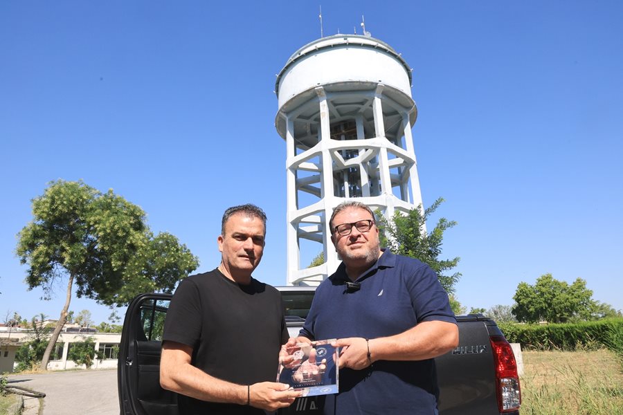 Στιγμιότυπο από την παράδοση-παραλαβή δωρεάς οχήματος της ΔΕΥΑΛ στην ομάδα ΟΠΚΕ της Ασφάλειας Λάρισας