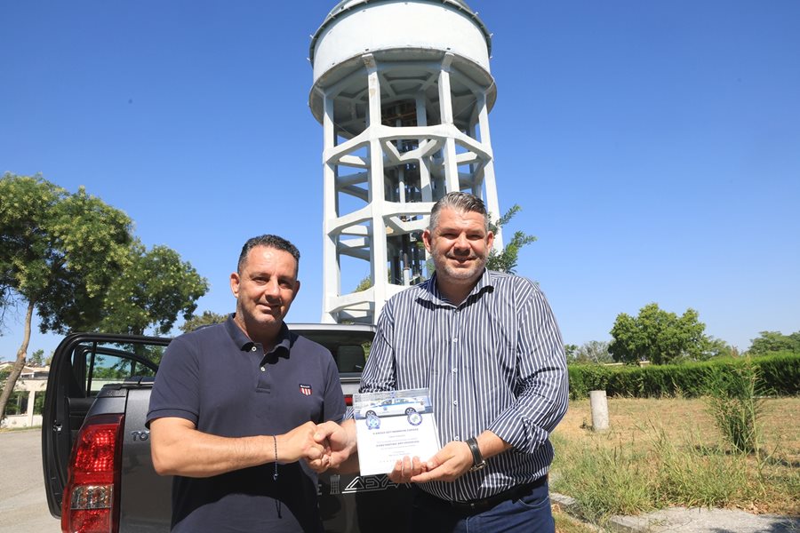 Στιγμιότυπο από την παράδοση-παραλαβή δωρεάς οχήματος της ΔΕΥΑΛ στην ομάδα ΟΠΚΕ της Ασφάλειας Λάρισας