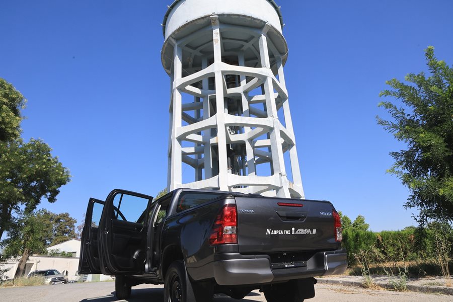 Στιγμιότυπο από την παράδοση-παραλαβή δωρεάς οχήματος της ΔΕΥΑΛ στην ομάδα ΟΠΚΕ της Ασφάλειας Λάρισας