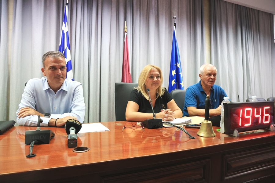 Ο Δήμαρχος Θ. Μαμάκος, η πρόεδρος ΔΣ Γ. Καρυστιανού και ο αντιπρόεδρος ΔΣ Ι. Αλεξούλης στην συνεδρίαση του Δημοτικού Συμβουλίου