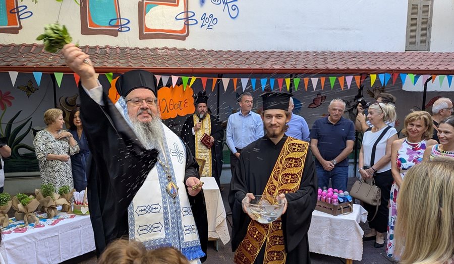 Στιγμιότυπο από την τέλεση του αγιασμού για την έναρξη της νέας χρονιάς στους Παιδικούς Σταθμούς.