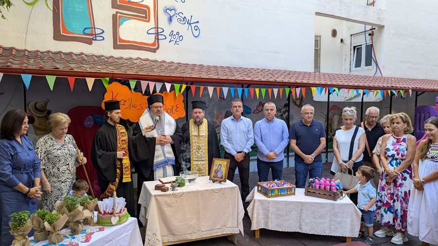 Στιγμιότυπο από την τέλεση του αγιασμού για την έναρξη της νέας χρονιάς στους Παιδικούς Σταθμούς.