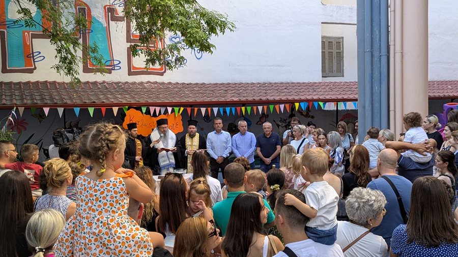 Στιγμιότυπο από την τέλεση του αγιασμού για την έναρξη της νέας χρονιάς στους Παιδικούς Σταθμούς.