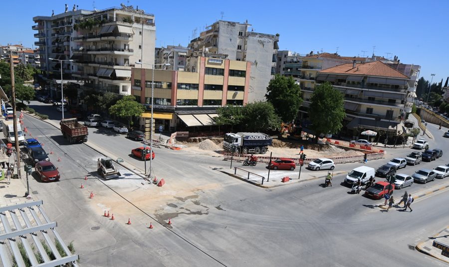 Ο κόμβος στη συμβολή των οδών Παναγούλη-Ηρ.Πολυτεχνείου-Φαρσάλων. Διακρίνεται η εκτέλεση εργασιών.