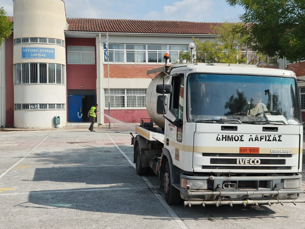 Καθαρισμός σχολικών αυλών