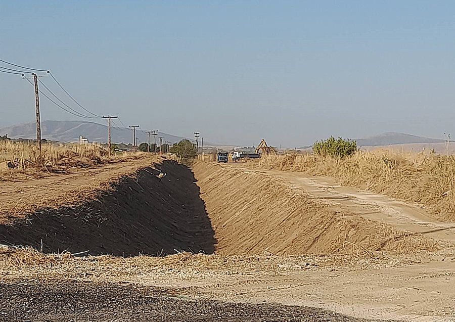 Στιγμιότυπο από τον καθαρισμό ρέματος στις Νέες Εργατικές Κατοικίες Γιάννουλης