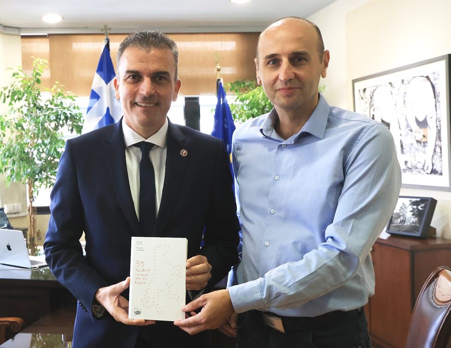 Ο Δήμαρχος Λαρισαίων, κ.Θανάσης Μαμάκος με τον δημοσιογράφο, συγγραφέα του βιβλίου, κ.Κώστα Γκιάστα