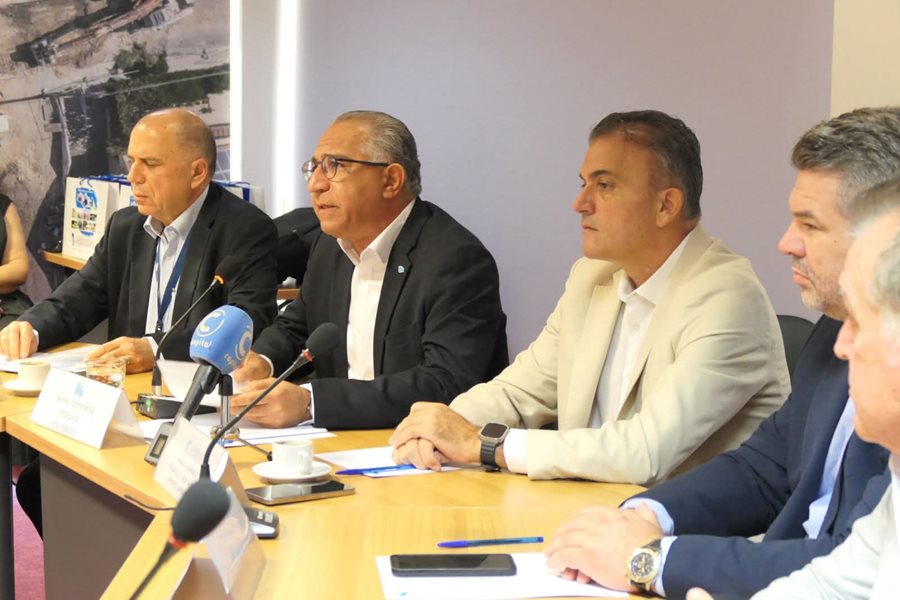 Στιγμιότυπο από την επίσκεψη αντιπροσωπείας για την υπογραφή Μνημόνιου Συνεργασίας μεταξύ της Δημοτικής Επιχείρησης Ύδρευσης - Αποχέτευσης Λάρισας (ΔΕΥΑΛ) και του Επαρχιακού Οργανισμού Αυτοδιοίκησης (ΕΟΑ) Λεμεσού