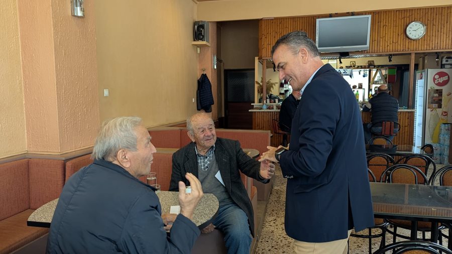 Στιγμιότυπο από την επίσκεψη του Δημάρχου Θ. Μαμάκου στην Κοινότητα Μάνδρας