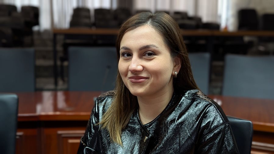 Η Γραμματέας του Δημοτικού Συμβουλίου Νεολαίας, κ.Ευαγγελία Καρυώτη στη συνέντευξη τύπου για το 5ο Φεστιβάλ Νεολαίας Λάρισας