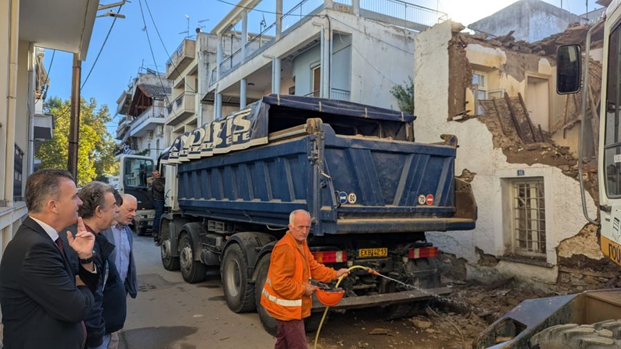 Στιγμιότυπο από τις εργασίες κατεδάφισης ετοιμόρροπου κτιρίου στον Άγιο Χαράλαμπο