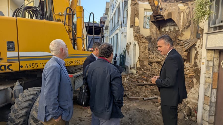 Στιγμιότυπο από τις εργασίες κατεδάφισης ετοιμόρροπου κτιρίου στον Άγιο Χαράλαμπο