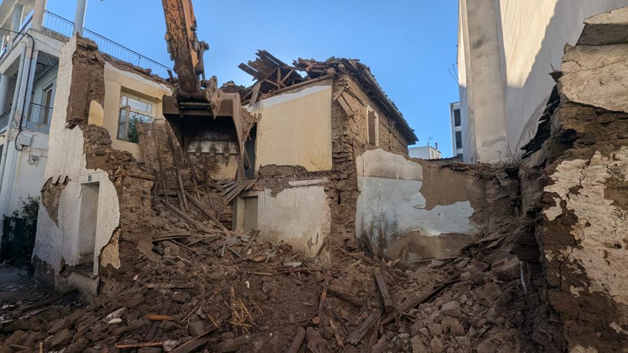 Στιγμιότυπο από τις εργασίες κατεδάφισης ετοιμόρροπου κτιρίου στον Άγιο Χαράλαμπο