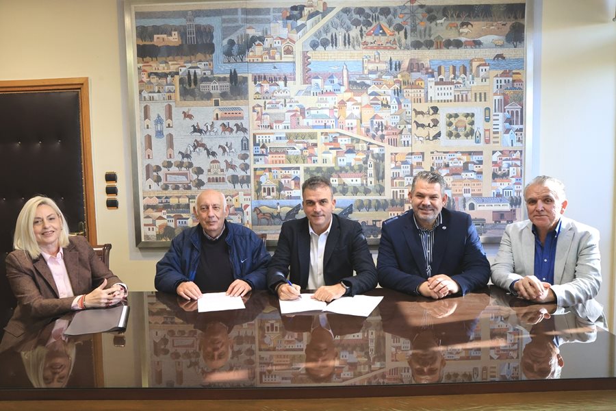 Στιγμιότυπο από την υπογραφή της σύμβασης