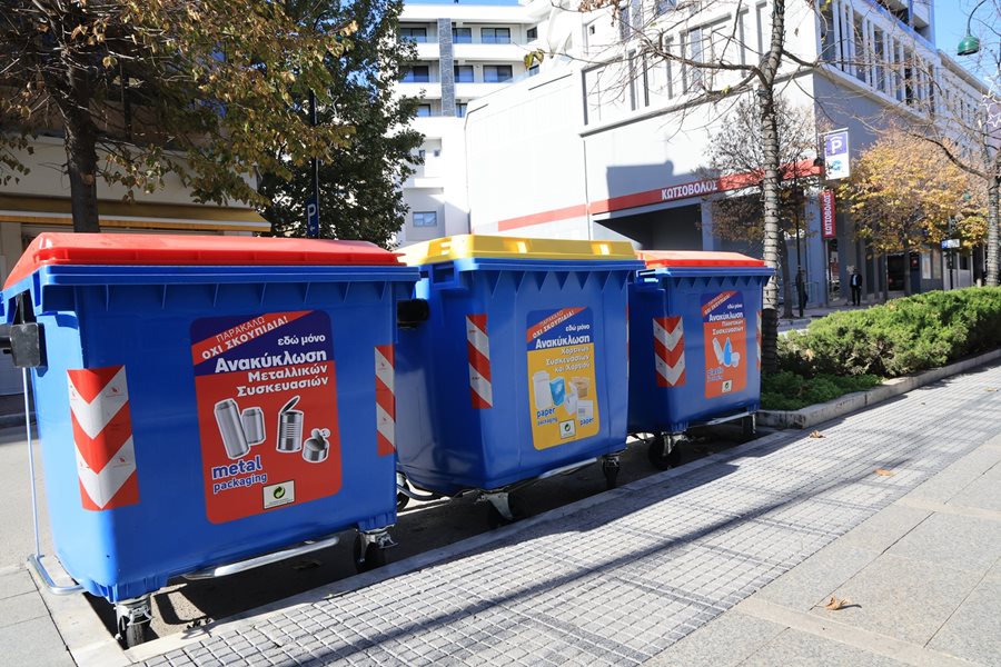 Χρωματιστοί κάδοι ανακύκλωσης