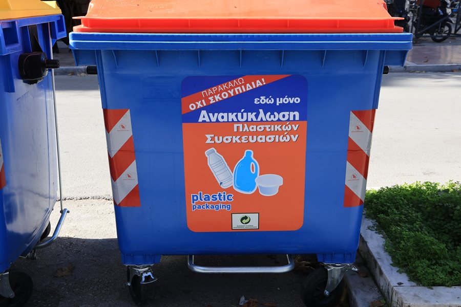Χρωματιστοί κάδοι ανακύκλωσης