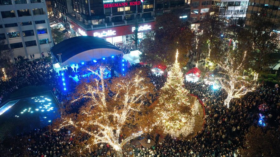 Φωτογραφίες από το άναμμα του χριστουγεννιάτικου δέντρου και τη συναυλία της Πέγκυ Ζήνα