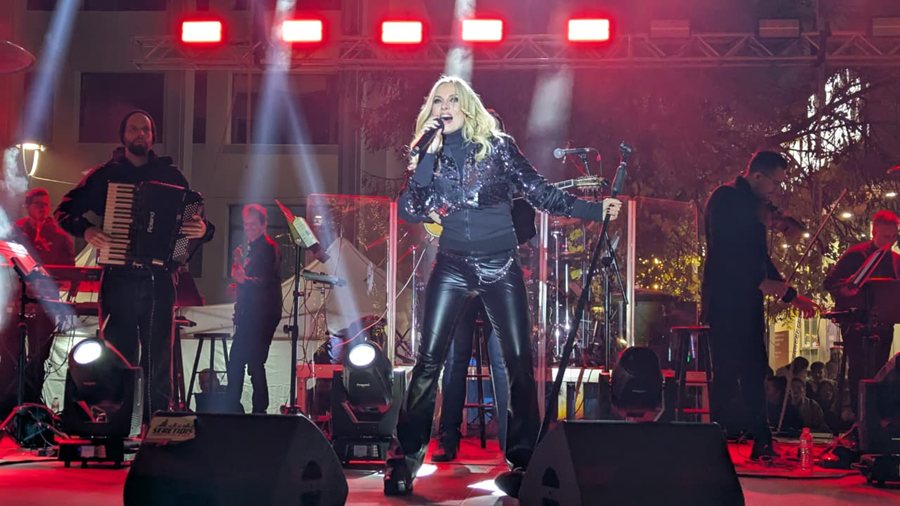 Φωτογραφίες από το άναμμα του χριστουγεννιάτικου δέντρου και τη συναυλία της Πέγκυ Ζήνα