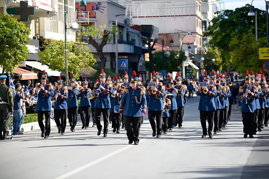 Χριστουγεννιάτικες μελωδίες στη Λάρισα - Η Φιλαρμονική σε παρέλαση