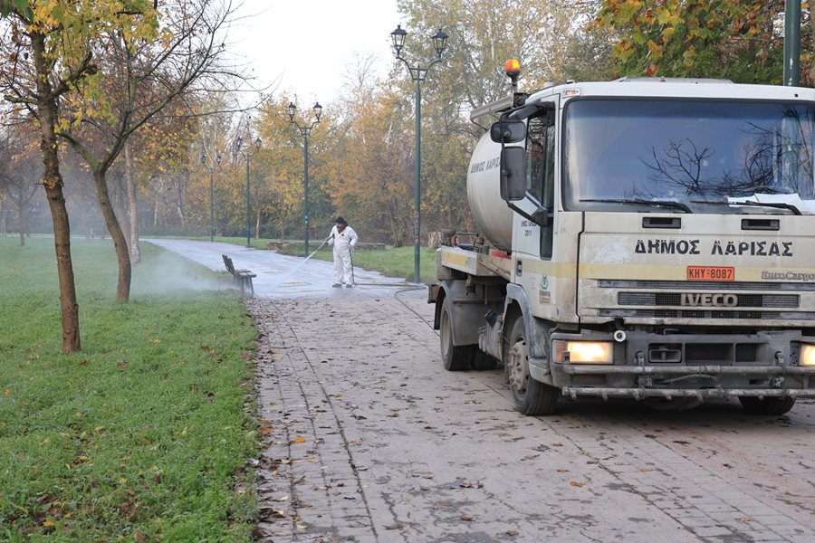 Στιγμιότυπο από την επιχείρηση καθαρισμού των διαδρομών στην εσωτερική κοίτη