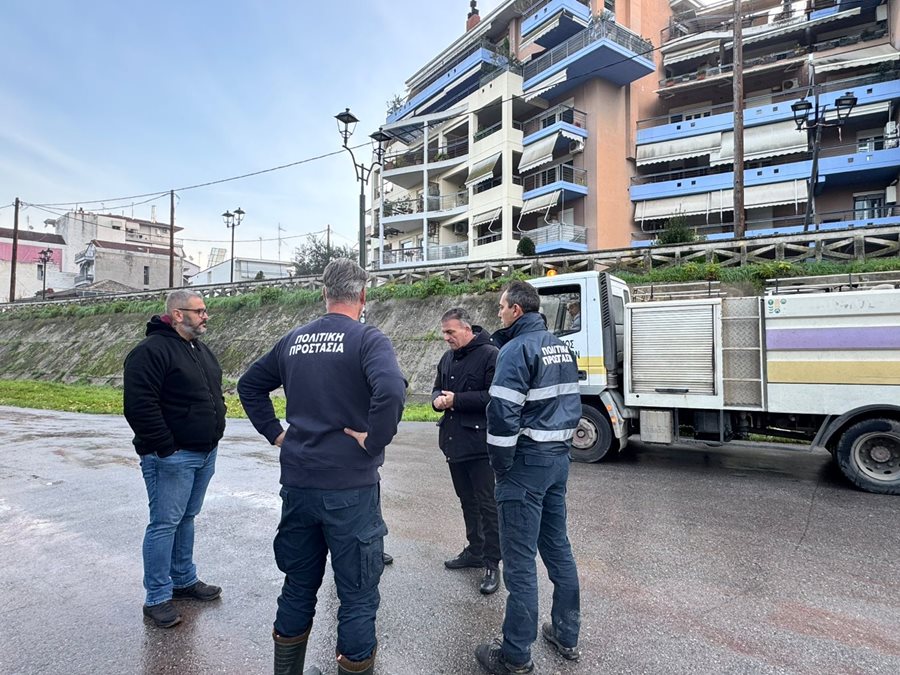 Στιγμιότυπο από την επιχείρηση καθαρισμού των διαδρομών στην εσωτερική κοίτη