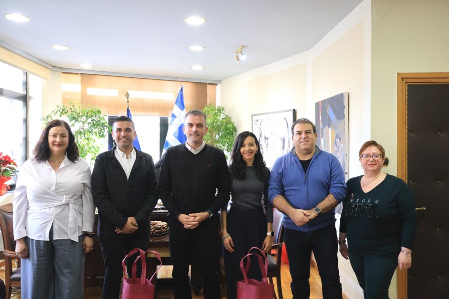 Στιγμιότυπο από την συνάντηση εκπροσώπων του Δήμου Σμύρνης με τον Δήμαρχο Λαρισαίων