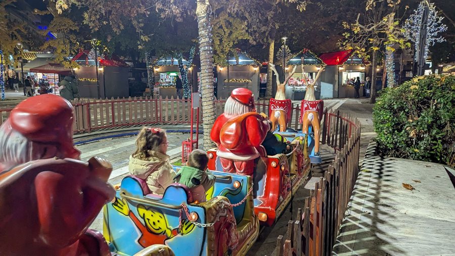 Στιγμιότυπο από τον Χριστουγεννιάτικο διάκοσμο στο κέντρο της πόλης