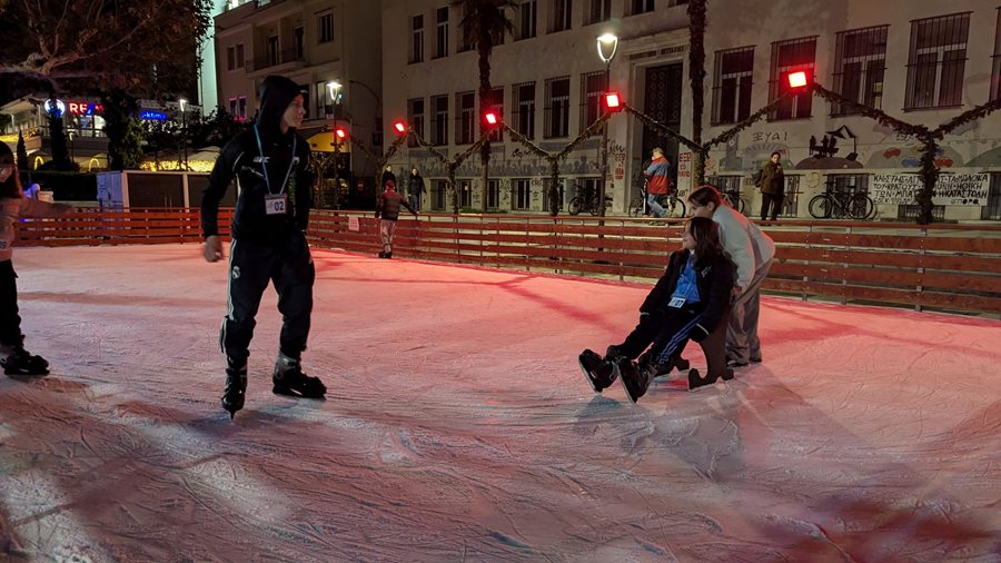 Στιγμιότυπο από τον Χριστουγεννιάτικο διάκοσμο στο κέντρο της πόλης