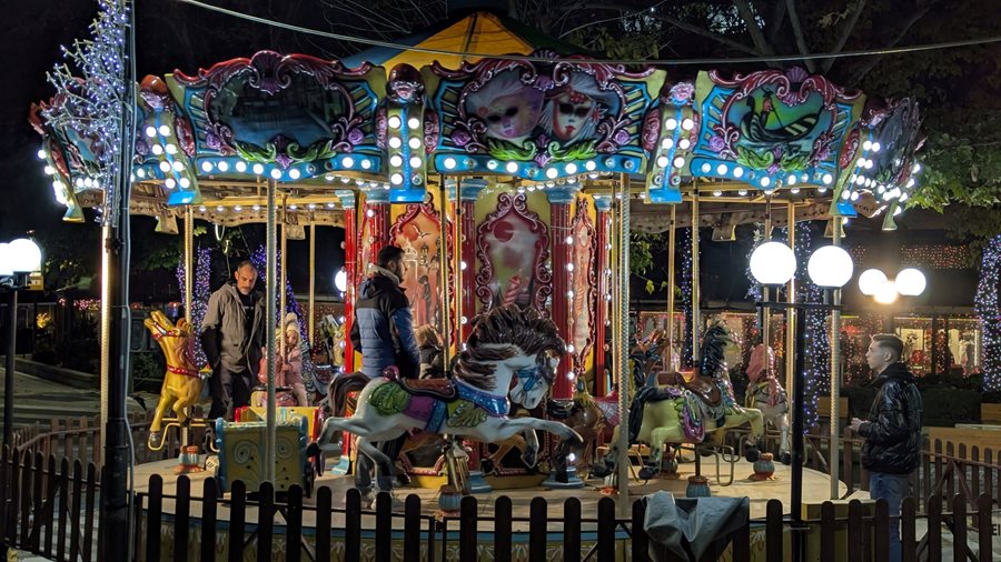 Στιγμιότυπο από τον Χριστουγεννιάτικο διάκοσμο στο κέντρο της πόλης