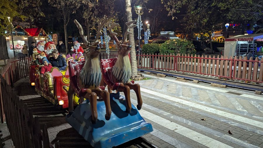 Στιγμιότυπο από τον Χριστουγεννιάτικο διάκοσμο στο κέντρο της πόλης