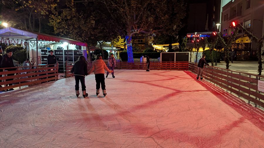 Στιγμιότυπο από τον Χριστουγεννιάτικο διάκοσμο στο κέντρο της πόλης