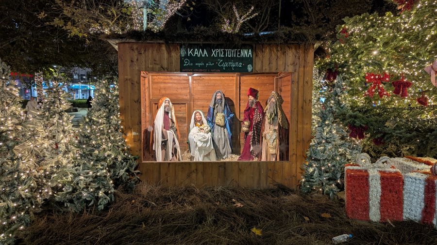 Στιγμιότυπο από τον Χριστουγεννιάτικο διάκοσμο στο κέντρο της πόλης