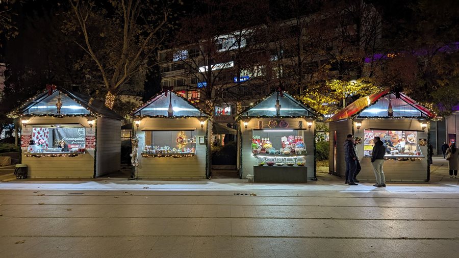 Στιγμιότυπο από τον Χριστουγεννιάτικο διάκοσμο στο κέντρο της πόλης