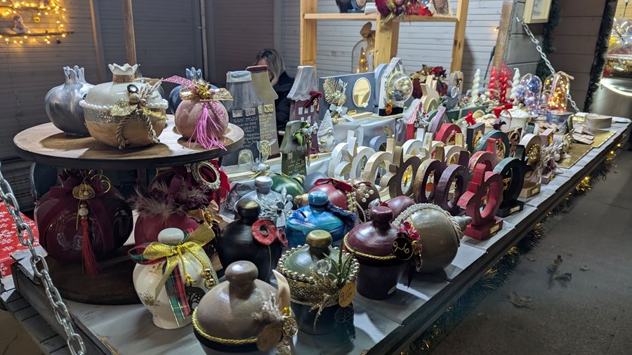 Στιγμιότυπο από τον Χριστουγεννιάτικο διάκοσμο στο κέντρο της πόλης