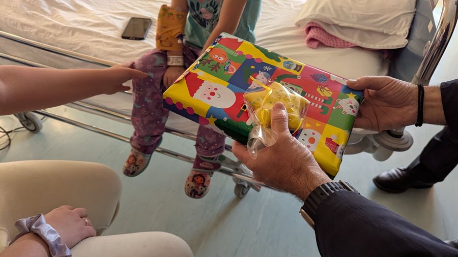 Στιγμιότυπο από την επίσκεψη του Δημάρχου Λαρισαίων στις Παιδιατρικές Κλινικές ΓΝΛ και ΠΓΝΛ