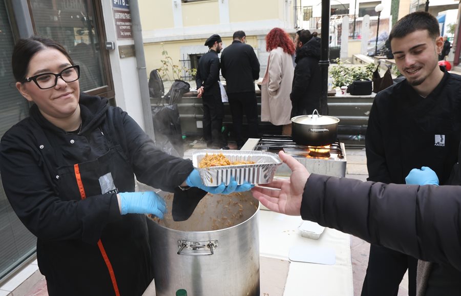 Στιγμιότυπο από τον διαμοιρασμό των γευμάτων αγάπης στο Κοινωνικό Παντοπωλείο
