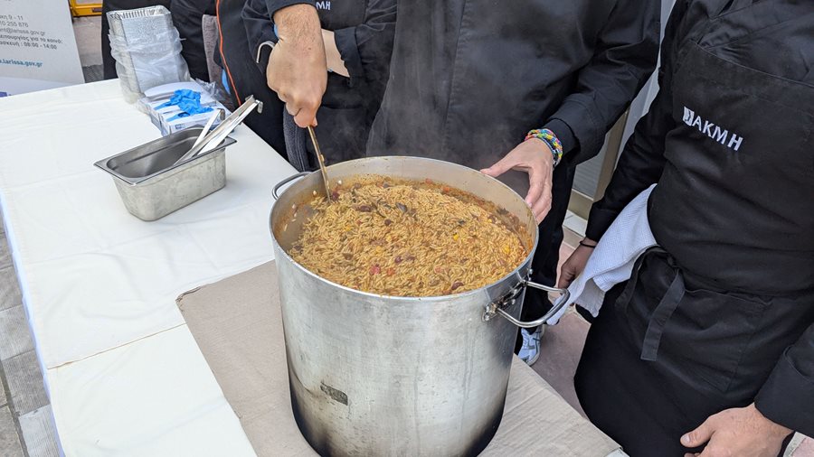 Στιγμιότυπο από τον διαμοιρασμό των γευμάτων αγάπης στο Κοινωνικό Παντοπωλείο
