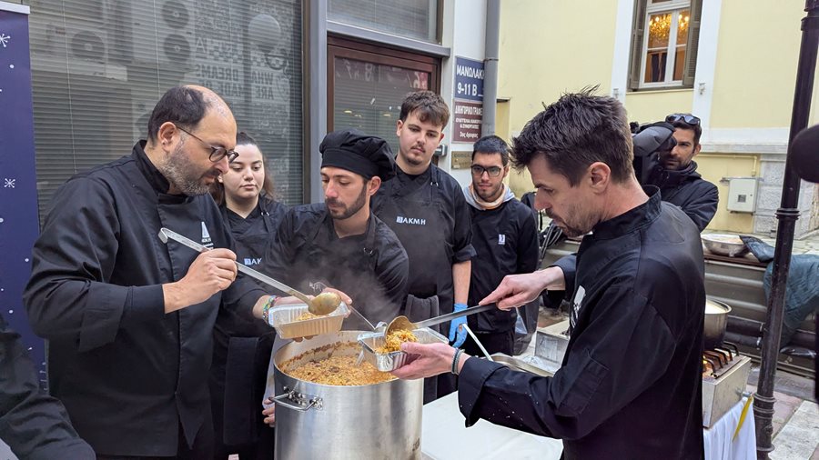 Στιγμιότυπο από τον διαμοιρασμό των γευμάτων αγάπης στο Κοινωνικό Παντοπωλείο
