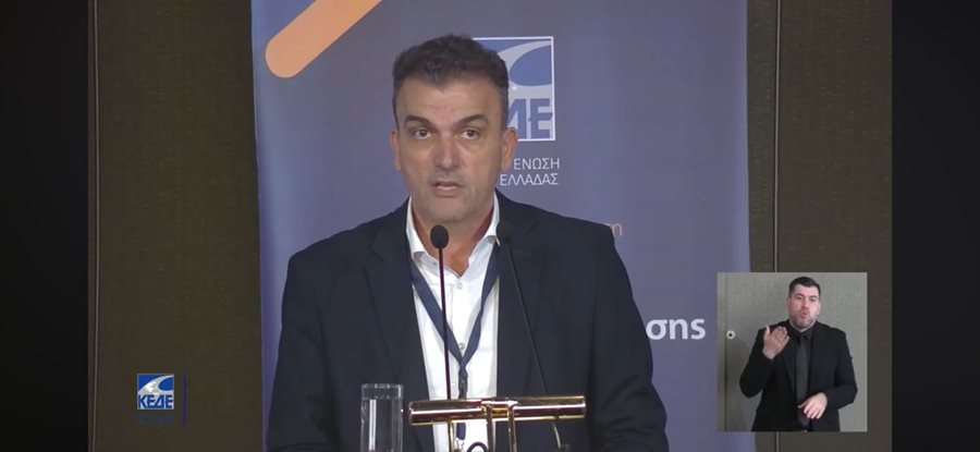 Ο Δήμαρχος Λαρισαίων Θ.Μαμάκος στο βήμα της έκτακτης συνέλευσης της Κεντρικής Ένωσης Δήμων Ελλάδας