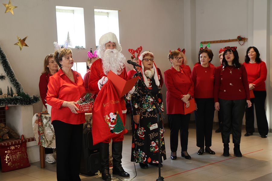 Στιγμιότυπο από την χριστουγεννιάτικη γιορτή των ΚΑΠΗ