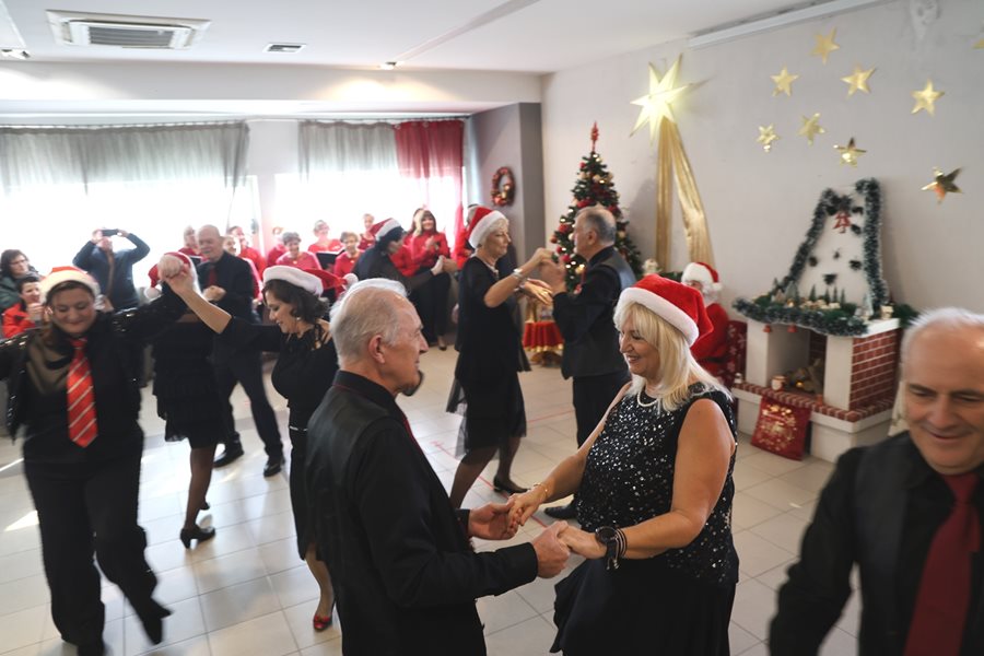 Στιγμιότυπο από την χριστουγεννιάτικη γιορτή των ΚΑΠΗ