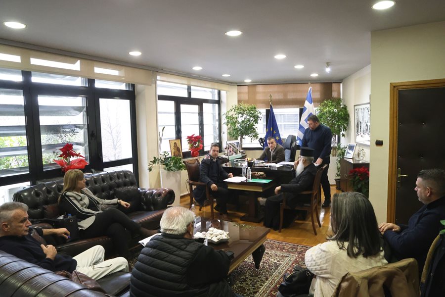 Στιγμιότυπο από την συνάντηση του Δημάρχου Λαρισαίων με κατοίκους της οδού Βόλου