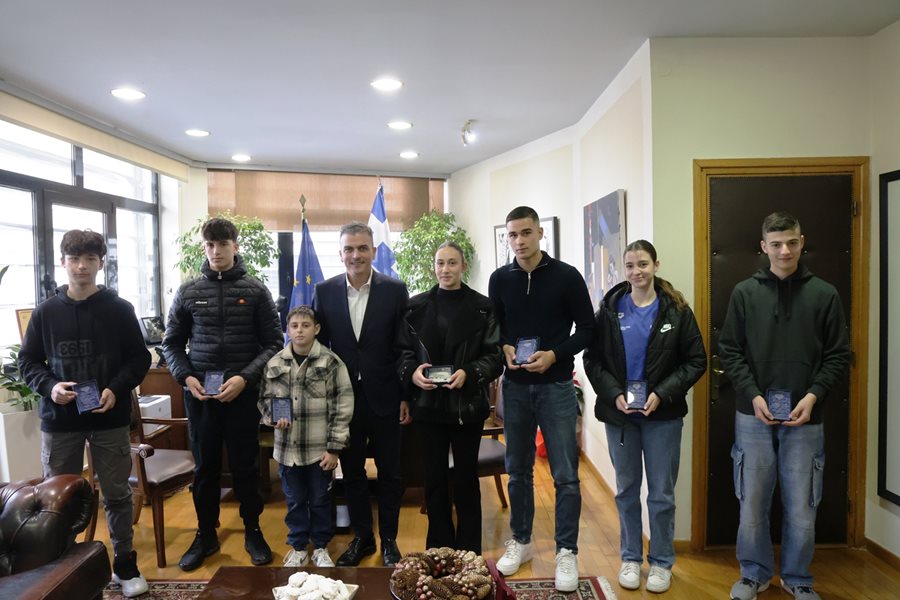 Στιγμιότυπο από την συνάντηση του Δημάρχου με τους βραβευθέντες νέους