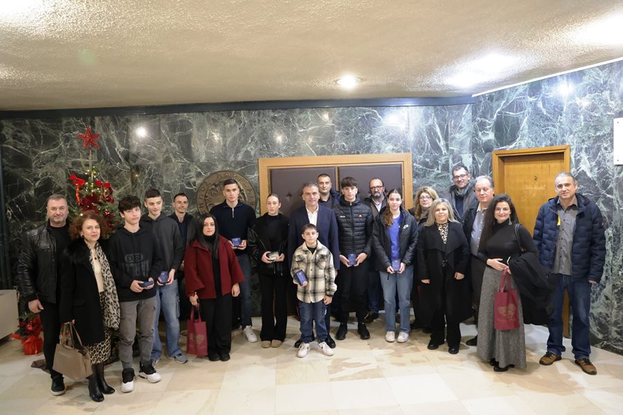 Στιγμιότυπο από την συνάντηση του Δημάρχου με τους βραβευθέντες νέους
